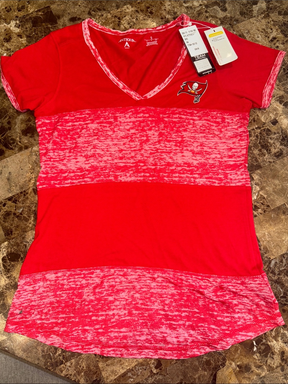Antigua Women's Red V-Neck Tampa Bay Buccaneers Tee Womens Small